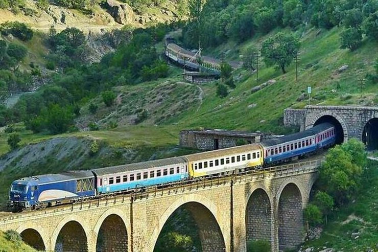 محمدباقر نوبخت رئیس سازمان برنامه و بودجه از اتصال ریلی دریای خزر به خلیج فارس تا پایان سال جاری خبر داد.