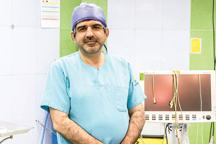 دکتر محسن رأفتی‌ سخنگو یک استثنا در محله است. کمتر کسی از بیمارانش می‌داند مردی که در اتاق عمل تیغ جراحی به دست گرفته و مو‌های گندمگون و خاکستری‌اش، میان‌سالی‌اش را بیشتر به چشم می‌آورد و به‌نقل خودش متولد سال ۴۸ است، بعد ۴ سال اسارت، مدرک دکترای پزشکی عمومی‌اش را از دانشگاه علوم پزشکی مشهد گرفته و سال ۱۳۸۱ با تخصص جراحی عمومی از دانشگاه علوم‌پزشکی مشهد فارغ‌التحصیل شده است.
