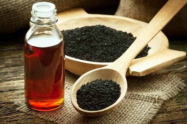 سیاه دانه طعمی تلخ دارد و به عنوان ادویه در مواد غذایی به خصوص ترشیجات استفاده می‌شود، این دانه بومی جنوب غربی آسیاست و از قدیم به عنوان ضد انگل، ضد باکتری و مسهل استفاده می‌کردند.