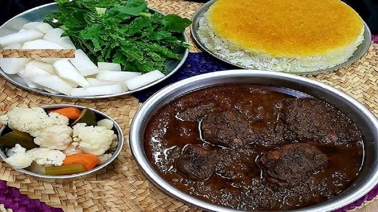 اگر آشپزِ خانه بخواهد میهمانان یا اهل خانه را خیلی تحویل بگیرد، هیچ گزینه‌ای بهتر از فسنجان وجود نخواهد داشت. یک غذای خوش‌مزه که بعضی آن را شیرین دوست دارند و بعضی ملس.