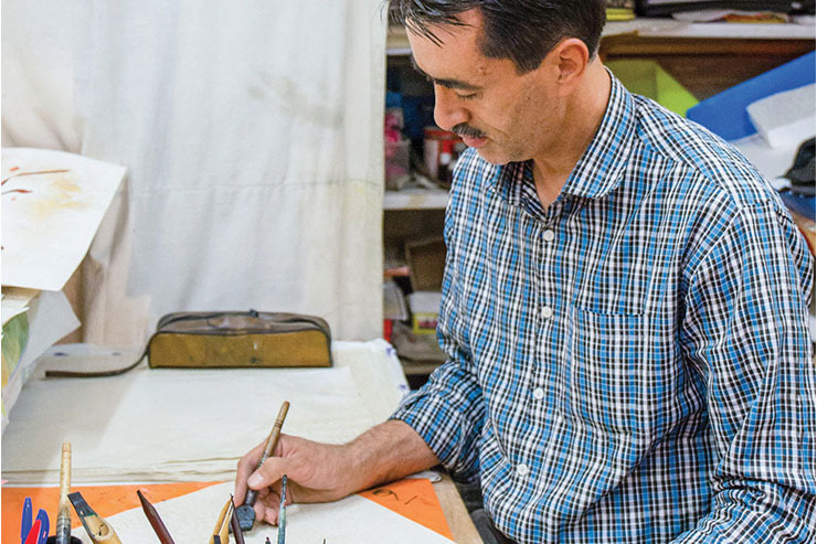 ۲ ماه مانده بود به سربازی یکی از دوستانم را دیدم که اهل خطاطی بود. او به من گفت اگر خطاطی یاد بگیری در سربازی به کارت می‌آید و مثل سرباز‌های دیگر به تو سخت نمی‌گذرد.