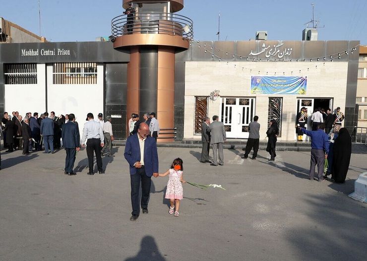 مدیرکل زندان‌های خراسان رضوی گفت: از دیگر محاسن حبس‌زدایی و کاهش جمعیت کیفری، تحکیم پایه‌های خانواده و حمایت از افراد در معرض آسیب و درنتیجه سالم‌سازی جامعه خواهد بود.