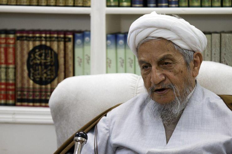 آیت‌الله یوسف صانعی که روز گذشته بر اثر زمین خوردگی و مصدومیت جدی ناشی از آن در بیمارستان فرقانی قم بستری شده بود، صبح امروز در سن ۸۳ سالگی دار فانی را وداع گفت.