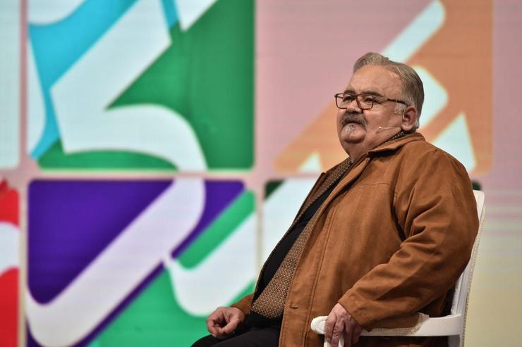 اکبر عبدی در برنامه چهل‌تیکه: دوست دارم خاطراتم را از ۱۸ سالگی تا امروز را تعریف کنم؛ البته بدون سانسور. دوست دارم به بچه‌ها بگویم ۲۵ سال تریاک مصرف کردم و حدود ۱۵ سال سیگار کشیدم؛ اما ۵ سال است که پاک هستم.