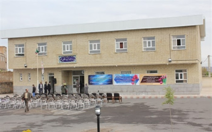 عضو شورای اسلامی شهرستان مشهد گفت:متاسفانه برخی از مدارس بخش احمد آباد مانند دبستان ابتدایی روستای بررود با حدود ۷۰ دانش آموز و ۲ معلم فاقد ساختمان سرویس بهداشتی است