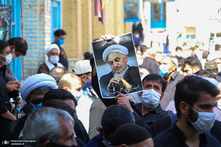 مراسم وداع با پیکر آیت‌الله العظمی یوسف صانعی از مراجع تقلید و استادان فقه حوزه علمیه دقایقی پیش در مسجد امام حسن عسکری قم برگزار شد.