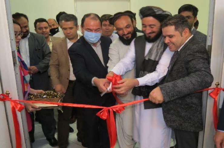 در مراسمی که در کنسولگری افغانستان در مشهد برگزار شد، فرایند توزیع تذکره الکترونیکی برای مهاجران افغانستانی ساکن ایران به‌طور هم‌زمان با سفارت افغانستان در تهران، رسما افتتاح شد.