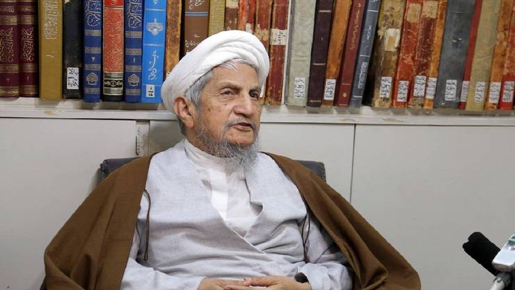 تصویری از دست خط آیت الله صانعی که در سال ۶۹ درباره مرجعیت آیت الله خامنه‌ای نوشته شده در فضای مجازی منتشر شده است.