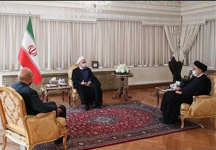 رییس جمهوری گفت: همکاری سه قوه و هماهنگی آن‌ها می‌تواند برای رفع مشکلات کشور و حل سریع‌تر مسائل کمک کند.