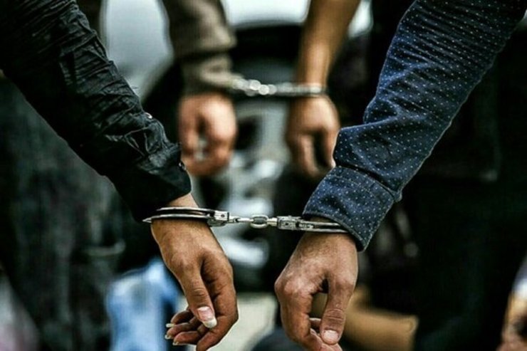 اعضای یک باند مخوف دشنه به دست که با طعمه قرار دادن یک زن جوان، از رانندگان مسافربر زورگیری می کردند، با تلاش نیروهای تجسس کلانتری سپاد مشهد در چنگ قانون گرفتار شدند.