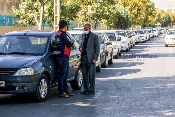 در نبود سیستم نوبت‌دهی حدود ۲ ساعت از وقت مشهدی‌ها در صف‌های مراکز تعویض پلاک صرف می‌شود