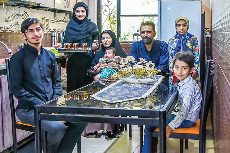 او مادر ۵ فرزند، فعال اجتماعی و اقتصادی، فرمانده گردان امنیتی کوثر ناحیه بسیج سپاه کمیل، مدیر منطقه یک طلایه‌داران امر به معروف و نهی از منکر، نائب رئیس شورای اجتماعی محله سیدی، خیّر محله و سرپرست کارگاه تولید ماسک برای خوداشتغالی اهالی محله است.