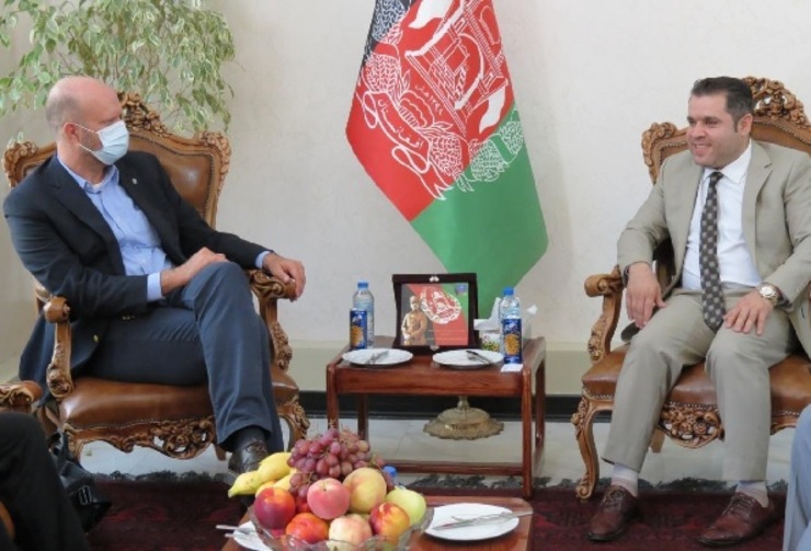 رئیس دفتر کمیساری عالی سازمان ملل متحد در امور پناهندگان در ایران با حضور در کنسولگری افغانستان در مشهد اظهارداشت که صلح در افغانستان می‌تواند باعث بازگشت مهاجران به کشورشان شود.