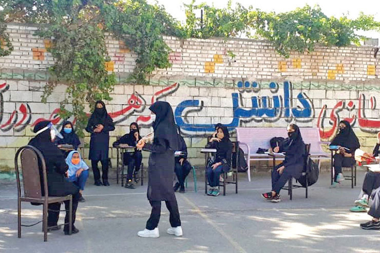 رعایت آیین‌نامه‌های بهداشتی برای مدارس حاشیه شهر سخت است!روی درِ مدرسه نوشته‌اند که به دلیل مسائل بهداشتی، پدر و مادر‌ها حق ورود به مدرسه را ندارند، اما تجمعِ بدون فاصله‌گذاری‌شان پشت در کار را برای انتقال کرونا خیلی راحت می‌کند.