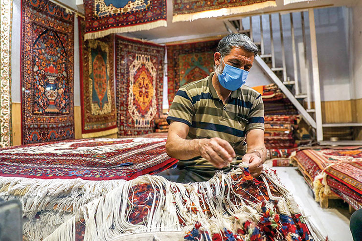 حال و روز بازار فرش دست باف، از تولید تا صادرات، این روز‌ها چندان مساعد نیست. هرچند چرخ تولید این کالای قیمتی به دست بافندگانی می‌چرخد که نان هنرشان را می‌خورند و در هر شرایطی، دست از بافت ترنج و افشان و شاه عباسی بر‌ نمی‌دارند، در شرایط سخت اقتصادی، فروش این کالا، چه در بازار داخلی و چه صادرات، کاهش یافته و این موضوع باعث شده است صاحبان کارگاه‌های تولید فرش دست باف، میزان تولید خود را کاهش دهند.