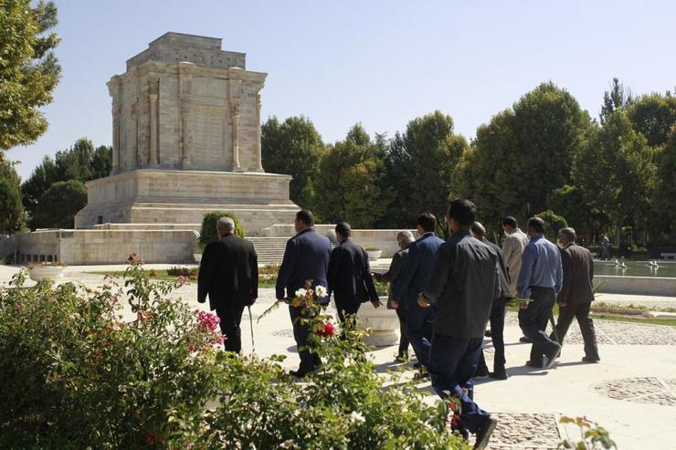 به مناسبت روز شعر و ادب فارسی مراسم گلباران و بازدید از مقبره الشعرا روز پنج شنبه ۲۷ شهریور ۹۹ در آرامگاه فردوسی با حضور شعرا و مسئولین اداره کل فرهنگ و ارشاد اسلامی خراسان رضوی برگزار شد.