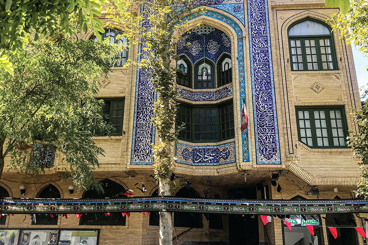 مسجد امام‌سجاد (ع) بیش از نیم قرن سابقه دارد کلنگ مسجد امام‌سجاد (ع) هم‌زمان با مسجد توفیق در زمان حیات آیت‌ا... العظمی میلانی زده شده است و این دو مسجد نخستین مساجد محله احمدآباد هستند که در دهه ۴۰ فعالیت خود را آغاز کردند.