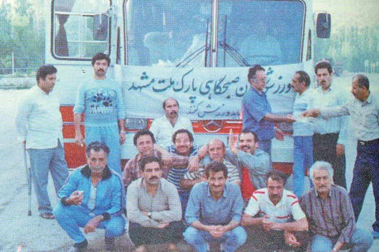 ورزش صبحگاهی در مشهد قدمتی دیرین دارد و مشهد را پایگاه اول ورزش صبحگاهی کشور می‌دانند. این عکس مربوط به برنامه ورزشگاه صبحگاهی در پارک ملت است که در مرکز تصویر مرحوم معدلی، پدر ورزش صبحگاهی ایران دیده می‌شود. رونق ورزش صبحگاهی اگرچه طی سال‌های اخیر بیشتر شده، اما در دهه ۶۰ قدمای این ورزش تلاش‌های بسیاری برای ترویج آن میان مردم داشتند.