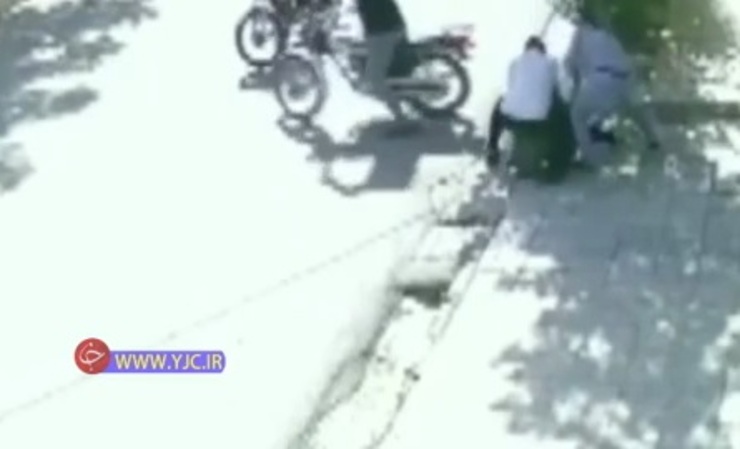 چند هفته پیش فیلم زورگیری از یک زن در قزوین در فضای مجازی منتشر شد که باعث واکنش‌های فراوان مردم شده بود، نیروهای پلیس پس از شناسایی این سارقان، در چند عملیات غافلگیر کننده آن‌ها را در تهران دستگیر کردند.