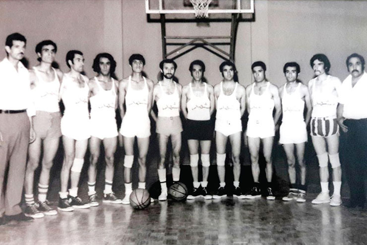 عکسی تیمی از تیم بسکتبال منتخب خراسان - این عکس مربوط به سال ۵۱ و مسابقات قهرمانی کشور در شیراز است. نفرات ایستاده از راست: مرحوم ایرج شیبانی (سرمربی)، جلیل اخوان، علی عبداحد، حمید عقیلی، احمد امامی، مرحوم حسین رمضانپور، سعید یگانه، محمود پدرامی، عباس مذنب، احمد حسن‌نیا، محمد منتظری و استاد حسن حاجبی (سرپرست).