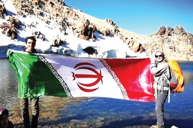 مهران و زهرا اولین بار در سال ۹۴ با یک گروه کوهنوری در استان اصفهان راهی سفر شدند و لذت این تجربه آن‌ها را به همراهی‌های بعدی با گروه‌های کوهنوردی و طبیعت گردی کشاند. سال ۹۶ تصمیم گرفتند دونفره پای در سفر بگذارند، گاهی با خودرو شخصی و گاهی با اتوبوس، تا اینکه این زوج اصفهانی در نوروز ۹۷ به یک تجربه هیجان انگیز رسیدند و آن «هیچهایک» بود