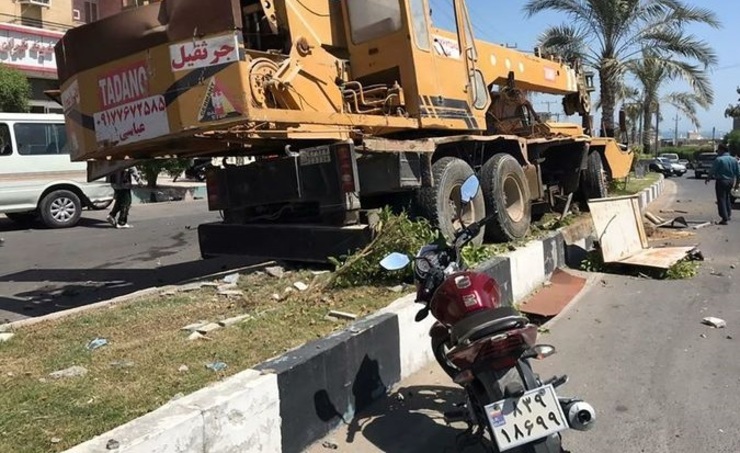 یک دستگاه جرثقیل در چهارراه سعدی جزیره قشم از کنترل خارج و باعث جان باختن و زخمی شدن تعدادی از شهروندان شد.