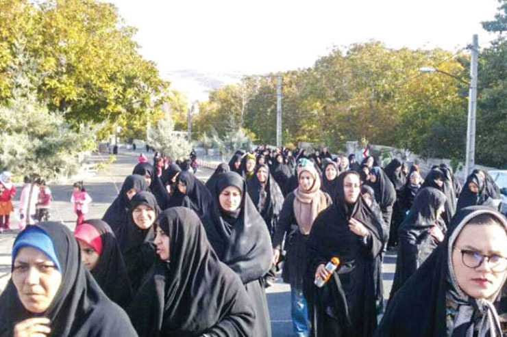 در زندگی اجتماعی به این دلیل که انسان یک موجود اجتماعی است و بدون جامعه مفهوم بیرونی ندارد. حتی زندگی فردی شما در واقعیت امر یک زندگی اجتماعی است. در این زندگی، شما چگونه زنی هستید؟ قربانی محدودیت‌های اجتماعی شده‌اید و چاره‌ای جز سوختن و ساختن ندارید یا محدودیت‌ها بر شما اثری ندارد و یک انسان خودمختار و صرفا طغیانگرید