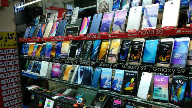 در هفته‌های اخیر همزمان با بالا رفتن نرخ ارز، بهای تلفن‌های همراه نیز با نوسان بالای قیمت مواجه شد و به طور میانگین ۲۰ درصد افزایش یافت.