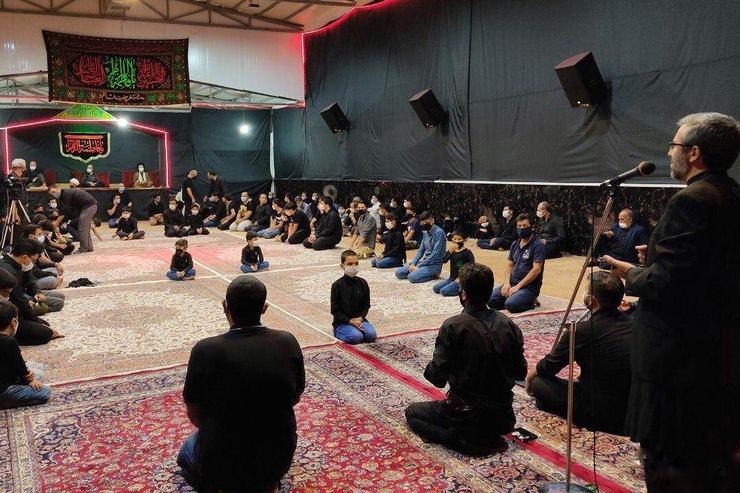 مدرسه علمیه حضرت قائم(عج) یکی از قدیمی‌ترین مراکز فرهنگی مهاجران در مشهد است که امسال هم با رعایت پروتکل‌های بهداشتی مراسم عزاداری شهدای کربلا را برگزار کرده است.