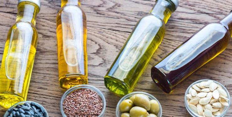 روغن نارگیل حاوی تری گلیسیرید‌های زنجیره متوسط است که می‌تواند به تسریع رشد مو کمک کند. این مواد می‌توانند به غشا سلولی مو نفوذ کرده و آن را عمیقا تغذیه کنند.