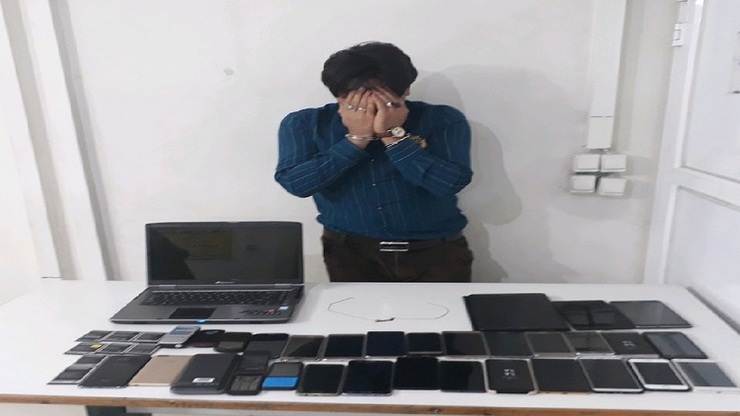 تقریبا همه اعضای خانواده ام در ماجرای انتقال گوشی‌های سرقتی به افغانستان دستگیر شده اند، اما من عامل اصلی این خلافکاری‌ها بودم که با ترغیب یکی از دوستانم وارد این باند شدم.