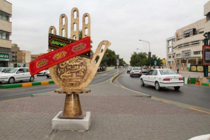 معاون فرهنگی و هنری سازمان اجتماعی و فرهنگی شهرداری مشهد از نصب و رونمایی ۶۵ المان‌ هنری ویژه محرم و صفر در سطح شهر خبر داد.