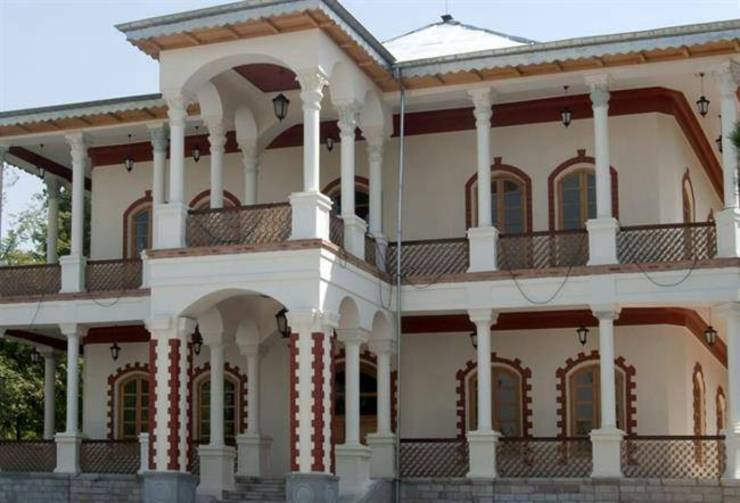 در منطقه سرخه حصار تهران کاخ سلطنتی بنا نهاده شد که یاقوت نام گرفت این کاخ دو عمارت به نام‌های کوشک بیرونی و حرم‌خانه دارد و دارای نزدیک به دویست اتاق می‌باشد.