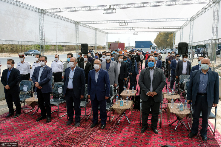 کاظمی، معاون عمران، حمل‌ونقل و ترافیک شهرداری مشهد، گفت: با افتتاح پروژه احداث مسیر ۴۵ متری و پل سواره‌رو سردخانه (پایانه‌بار) در ۲ ماه آینده و با دسترسی راحتی که از بزرگراه شهید شوشتری فراهم شده است، دیگر شاهد تردد خودرو‌های سنگین از داخل شهر نخواهیم بود.