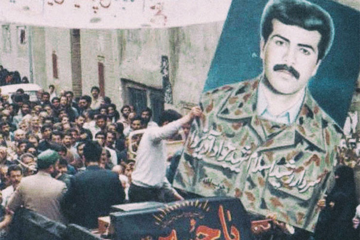می‌گویند وقتی شهید آذرنیوا در کوچه و خیابان‌های محله نوغان و کوچه حمام باغ قدم می‌زد، بچه‌های محل از کوچک تا بزرگ پشت سرش راه می‌رفتند.