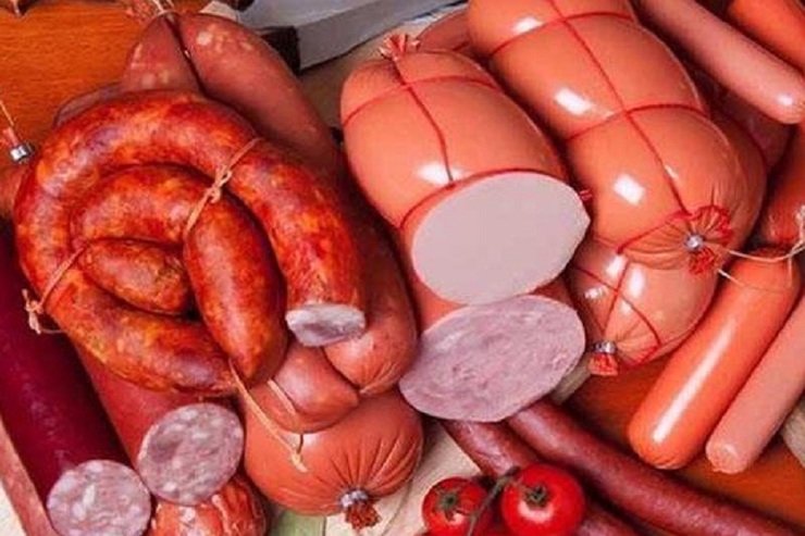 یک تولید کننده مواد اولیه سوسیس و کالباس گفت: با افزایش قیمت گوشت و مرغ مردم به طرف فرآورده‌های گوشتی ارزانی رفته‌اند