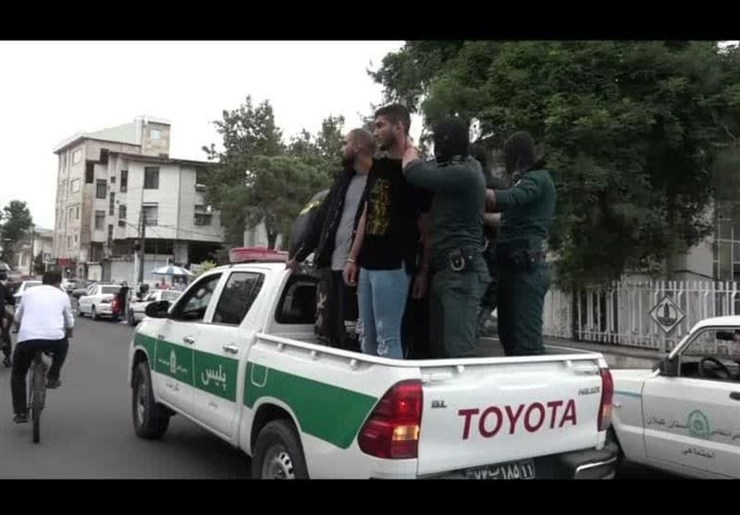 عاملان شرارت و درگیری بیمارستان پورسینا رشت پس از دستگیری توسط پلیس، امروز در محل شرارت خود و در ملاء عام دورگردانی شدند.