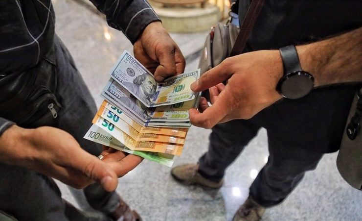 احمدمجتهد، رئیس سابق پژوهشکده پولی و بانکی گفت: هیچ اطمینانی نمی‌توان نسبت به کاهش نرخ ارز در شرایط فعلی داشت. تقاضا در بازار ارز بیشتر شده چرا که برخی از بورس خارج شده‌اند و در بازار ارز، سکه و مسکن سرمایه‌گذاری می‌کنند.