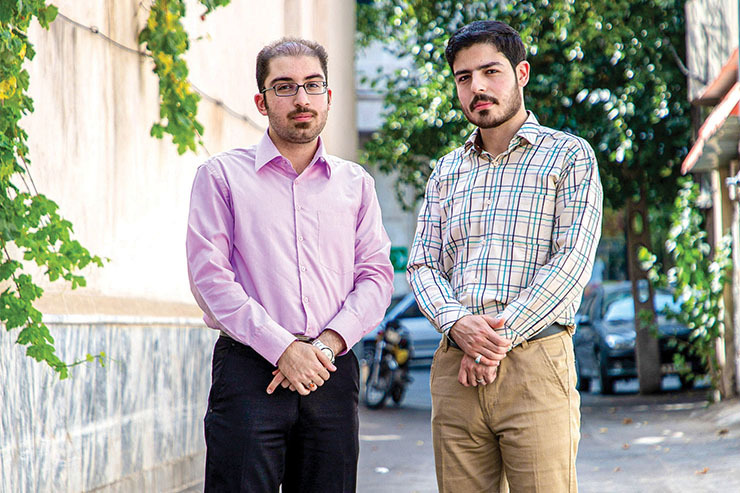 سعید و سجاد اسلام‌منش دو برادر ساکن محله گوهرشاد به ترتیب پزشک و داروساز هستند و تعهد به قسم خود را در روز‌های کرونایی را ثابت کرده‌اند.