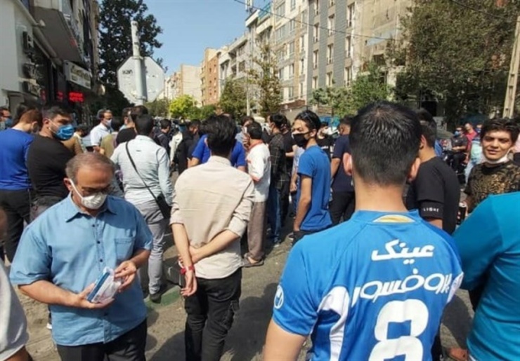هواداران استقلال که از وضعیت تیم محبوب خود به شدت ناراضی هستند، مقابل ساختمان مجلس شورای اسلامی تجمع کردند‌.