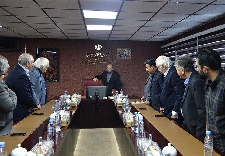 مدیران باشگاه استقلال با اینکه نشستی با برخی پیشکسوتان برگزار کردند، اما با دخالت آن‌ها در فرایند انتخاب سرمربی به شدت مخالفند. افرادی همچون بهتاش فریبا و علی جباری قصد دارند در فرایند انتخاب سرمربی دخالت کنند.