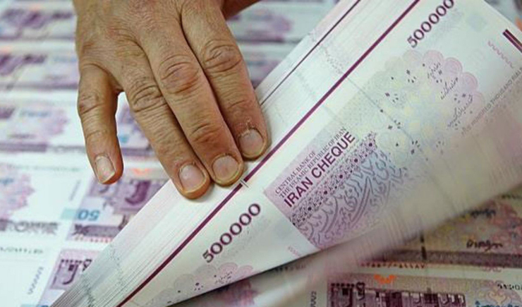 ابتدای امسال بود که رئیس کل بانک مرکزی وعده تورم ۲۲ درصدی و نه بیشتر از آن را به مردم داد. اکنون، اما آمار‌ها حکایت از تخصیص ۵۰ هزار میلیارد تومان منابع ارز ترجیحی از محل دارایی‌های بانک مرکزی دارد. پرداخت یارانه‌ها نیز ممکن است با استقراض از بانک مرکزی انجام شود و معلوم نیست تبعات تورمی این استقراض‌ها چقدر است؟