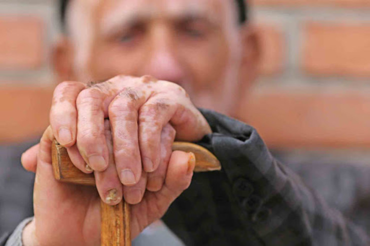 وزیر تعاون، کار و رفاه اجتماعی در توئیتی از واریز مبلغ یک میلیون تومان برای سه هزار و ۳۵۹ سالمند بالای ۹۰ سال خبر داد.