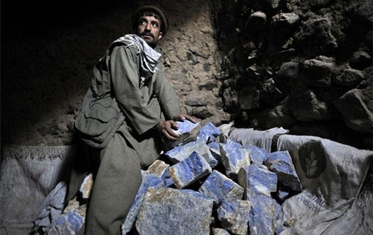 سنگ لاجورد از مهم‌ترین سنگ‌های معدنی کشف‌شده در افغانستان است که درجه سختی بالایی دارد. این سنگ که زیبایی خیره کننده‌ای دارد و علاوه بر جواهرسازی کاربردهای مهم دیگری هم دارد.