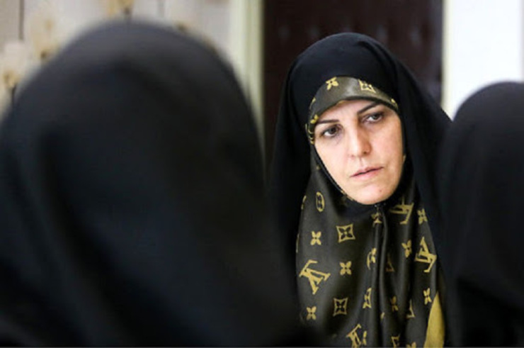 ظهر دیروز دادگاه مولاوردی معاون سابق امور زنان ریاست جمهوری در دادگاه انقلاب برگزار شد و همسرش که امکان حضور در جلسه دادگاه را نیافته بود در بیرون دادگاه انقلاب در انتظار بود که به ناگاه بازداشت و به دادسرای اوین برده شد.