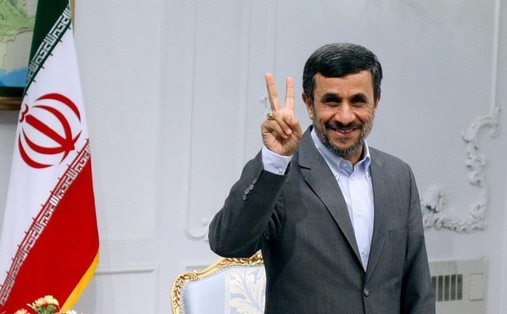 محمود احمدی نژاد رئیس جمهور سال‌های دور کشورمان کسی است که هنوز هم مانند زمان ریاست جمهوری‌اش نامی پر رنگ به نظر می‌آید که و از مدت‌ها قبل هم زمزمه حضورش در انتخابات سال آینده ریاست جمهوری بر سر زبان‌ها افتاده است.