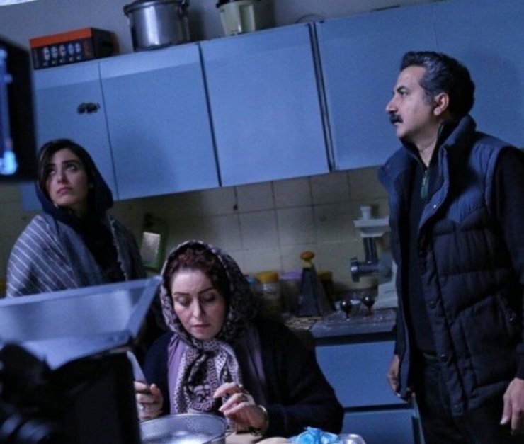 «ایستگاه اتمسفر» اثری ساده و روان است و کار خود را با طرح قصه زوج جوانی آغاز می‌کند که مدتی است از هم جدا شده‌اند، اما این موضوع را از خانواده‌هایشان پنهان کرده‌اند.