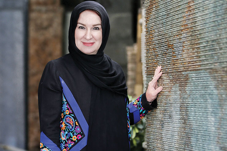 نیره اعظم مانی را شاید بتوان تنها هنرمند زن سنگ‌تراش در مشهد دانست. او بیش از ۱۵ سال است که روزگارش را با سنگ و تیشه و قلم می‌گذراند.