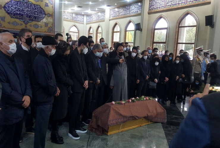 مراسم اقامه نماز بر پیکر استاد محمدرضا شجریان صبح امروز (جمعه ۱۸ مهر) در بهشت‌زهرا با حضور شمار زیادی از اساتید موسیقی و علاقه‌مندان به خسرو آواز ایران برگزار شد.