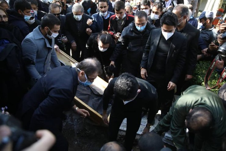 پیکر استاد محمدرضا شجریان ساعت ۸:۳۰ صبح امروز (۱۹مهرماه) در آرامگاه فردوسی با حضور خانواده او به خاک سپرده شد. بعد از دفن پیکر استاد شجریان، همایون شجریان بر مزار پدر «مرغ سحر» خواند.